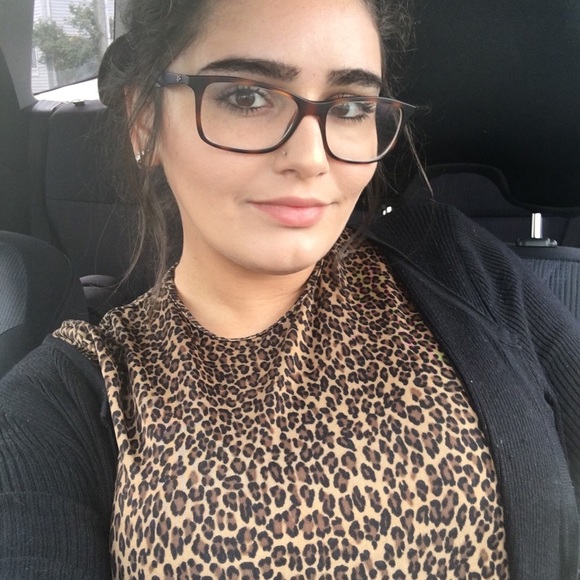 Meet your Posher, Alyssa๐ฟ๐จ๐ธ๐๐ป - Picture 2 of 6